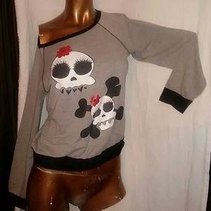 Adorable off the shoulder skull sweatshirt. Large.
